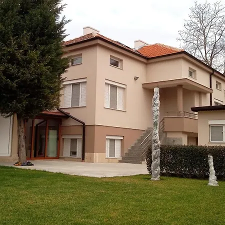 Ros בית הארחה 3*